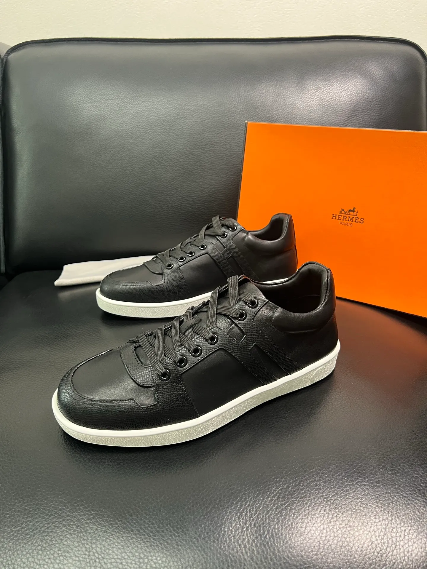 Men's shoes 💰700 Hermes Top Purchasing Agent Hermes counters are on sale at the same time with original factory configuration, original cowhide fabric imported from Italy, high-quality splicing technology, fully imported water-dyed cowhide lining, soles: original soles specially provided by the original factory are super comfortable, the original factory and single goods are of high quality, welcome to compare at the same time at the counter, code number 38-44 (customized 45 46) 85851